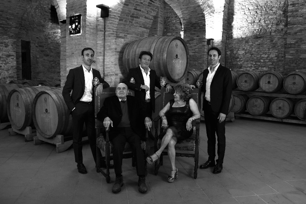 La famiglia Tenuta Ripe nella bottaia storica